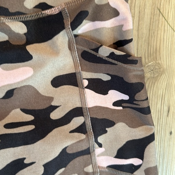 COPY - Calvin Klein camo shorts size medium - Picture 2 of 5